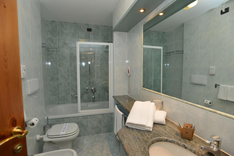 Bathroom 4, Hotel Cristallo, Sondrio