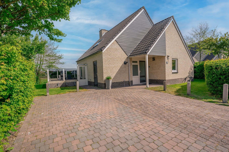 Exterior, Charming villa with sauna on the water, Texel