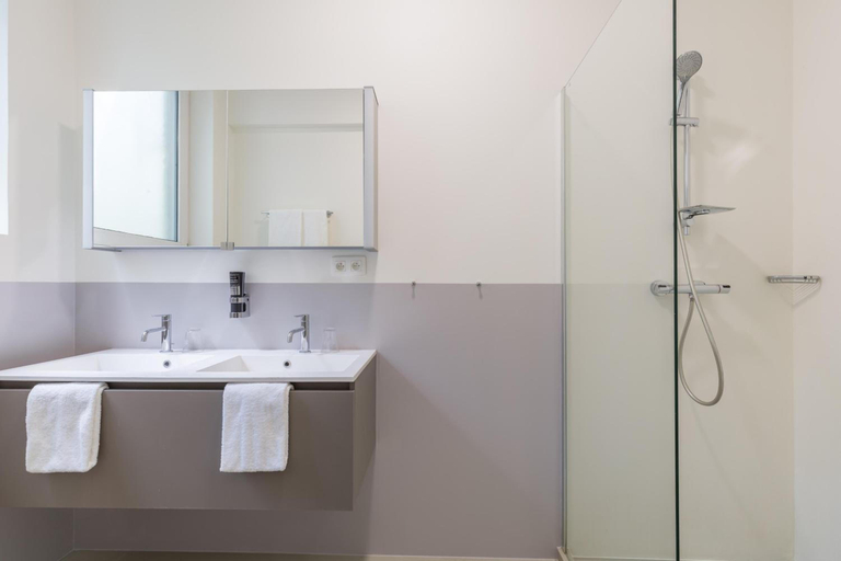 Bathroom 4, Leonardo Hotel Antwerp the Plaza, Antwerpen