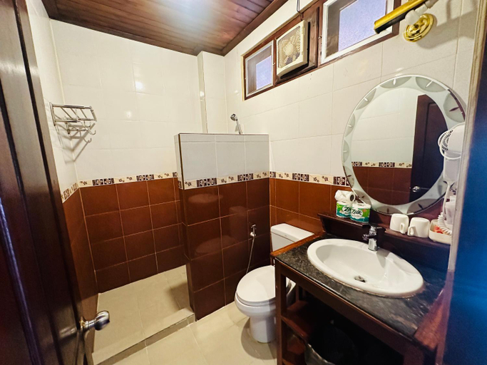 Bathroom 4, Villa Phounsab Tourist Street, Luang Prabang