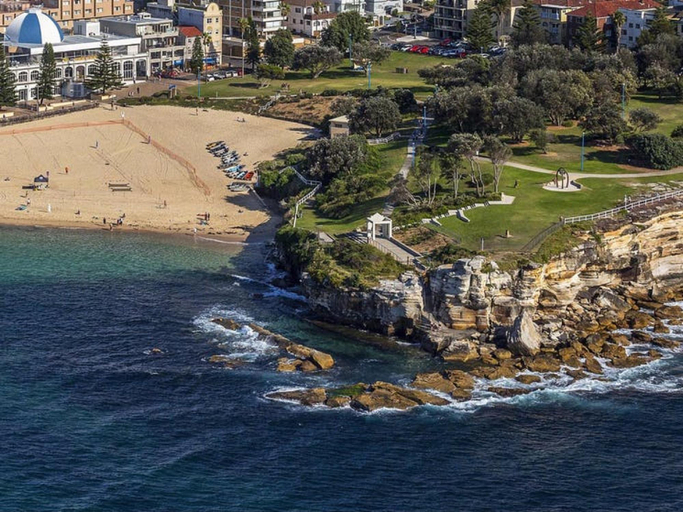 Others 5, Stylish 2-Bed Apartment with BBQ Patio Near Beach, Sydney