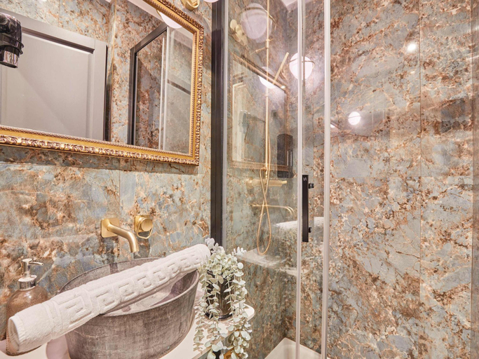 4, Superbe flat with AC Champs Elysees Av Montaigne, Paris