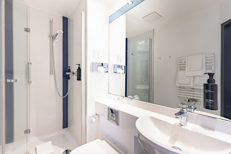 Bathroom 5, Garner Hotel Bremen North by IHG, Bremen