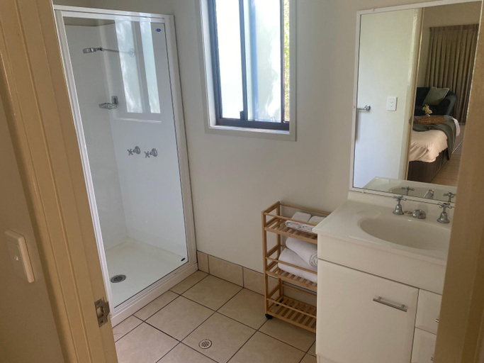 Bathroom 4, Capricorn Caves, Livingstone - Pt A