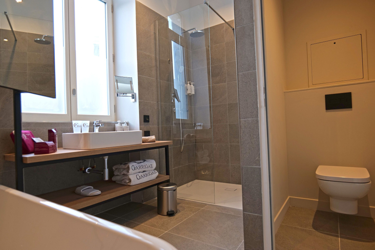 Bathroom 5, Garrigae Caserne de Briançon & Spa - les Cinq Mondes, Hautes-Alpes
