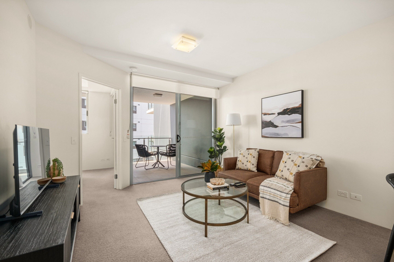 Living room 5, Chic West End Stay With Gym & Pool Access, West End