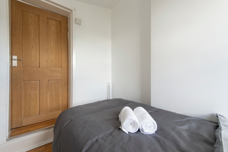 Room 4, Stylish 4BR Home WiFi FreeParking, London