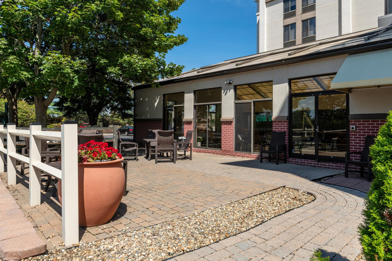 Exterior & Views 2, Hampton Inn Portsmouth Central, Rockingham
