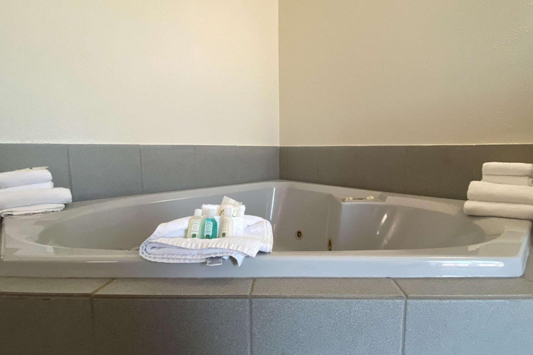 Bathroom 4, Quality Inn Branson - Hwy 76 Central, Taney