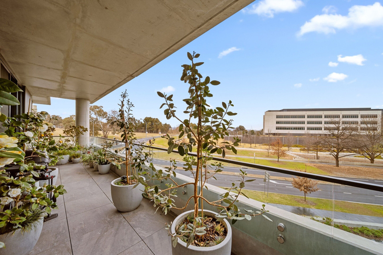 Property grounds 2, Inner-city 2-bed With Large Balcony, Garden & Gym, Canberra