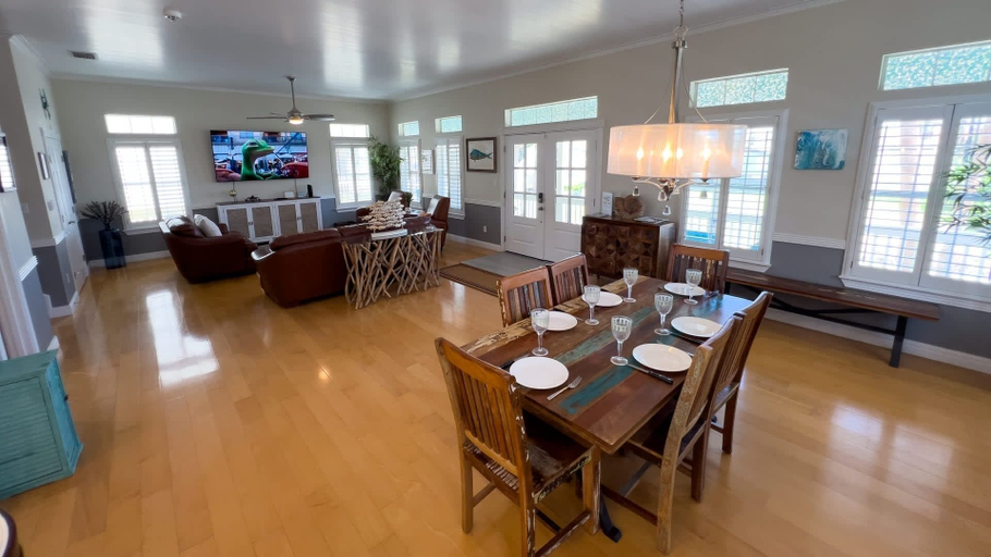 Food & Drinks 5, Luxury - 1 min to Beach - Pool - New Remodel, Cameron