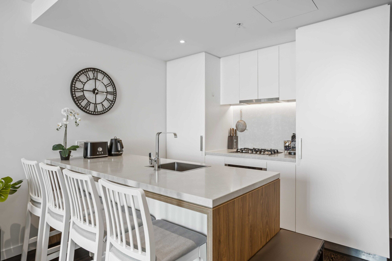 Private kitchen, Chic 1-bed With Parking, Pool and Gym, Fortitude Valley