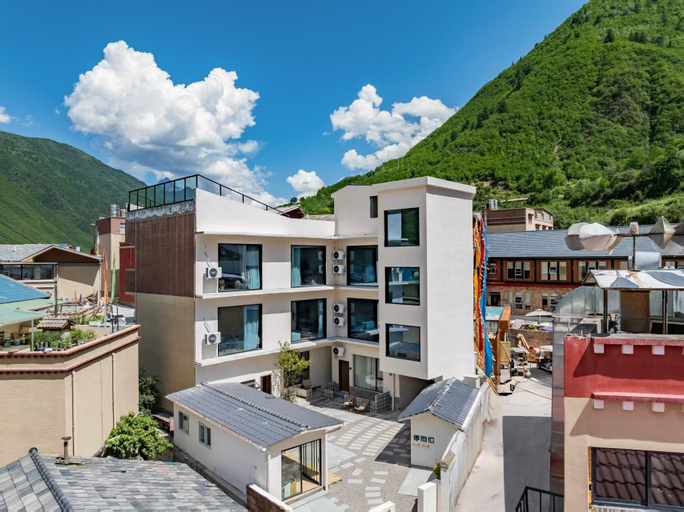Courtyard, Yemuqingshan, Ngawa Tibetan and Qiang