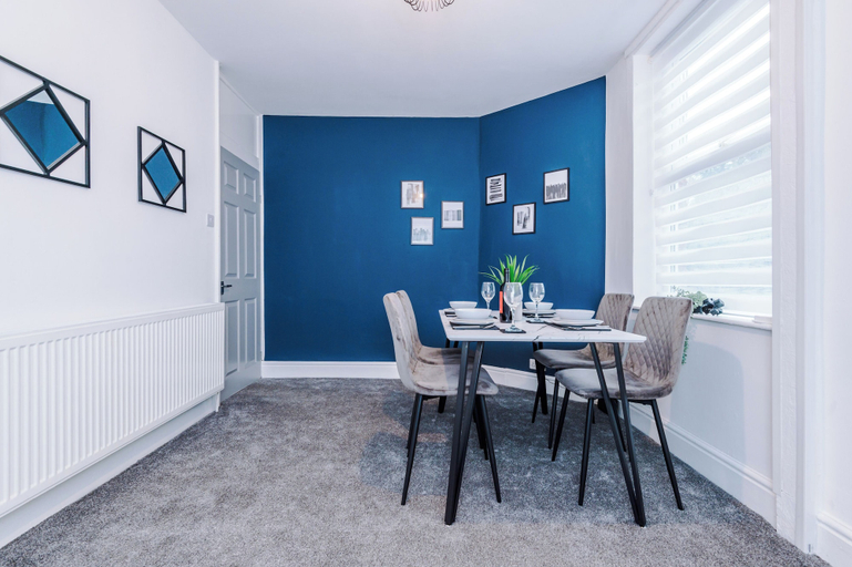 In-room dining 4, 2 Droylsden Road, Tameside