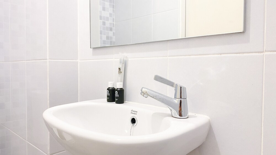 Bathroom 3, Cozy Living And Warm Studio At Tokyo Riverside Pik 2 Apartment, Tangerang