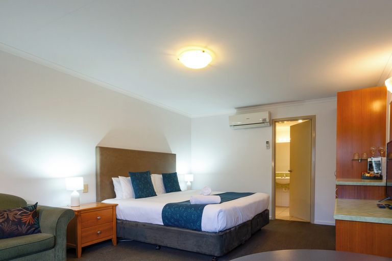Bedroom 2, Waves Motel and Apartments, Warrnambool
