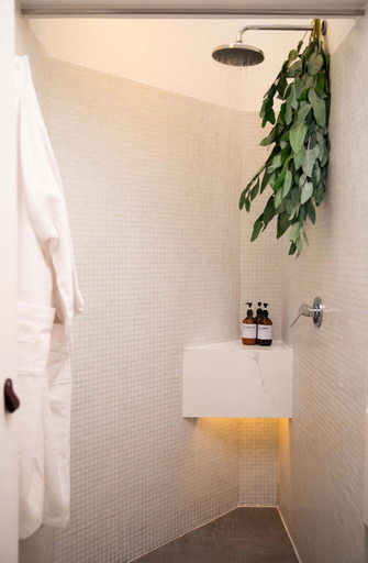 Bathroom 5, Fausto, Lima