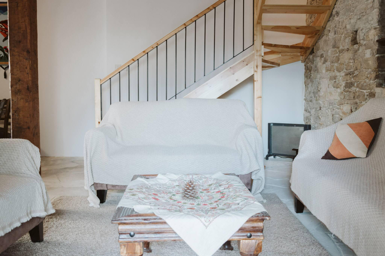 4, Charming 3-Bedroom Cottage in Heart of Vasa Koilaniou