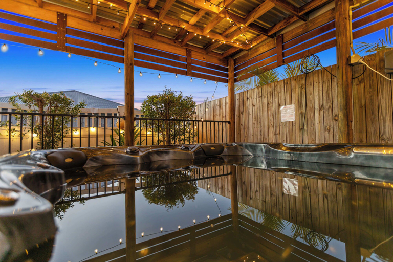 Room 3, Trinity Oasis Spa BBQ Family Retreat, Cairns