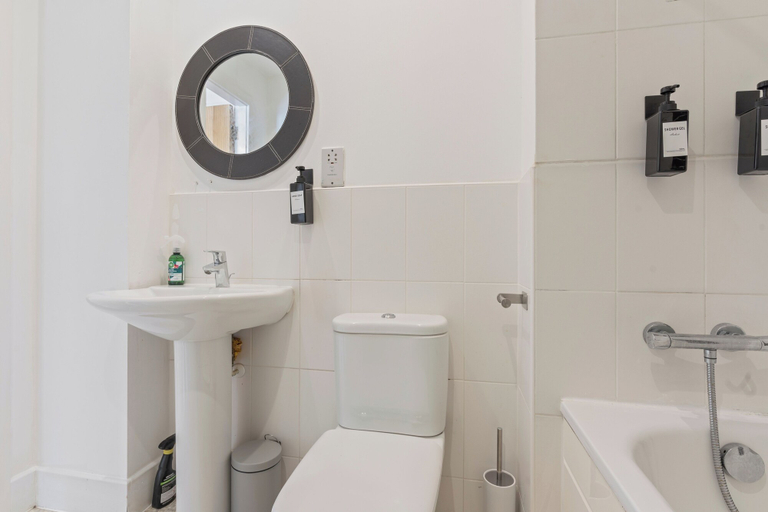 Bathroom 3, Windrush Grove Retreat in Birmingham, Birmingham