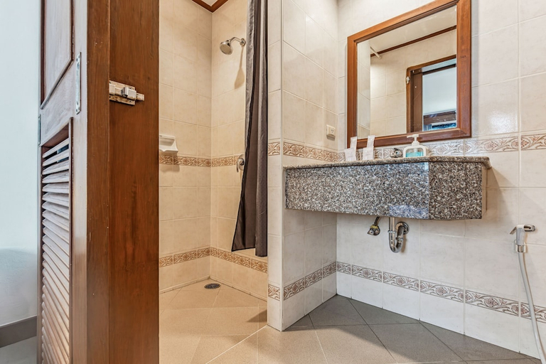 Bathroom 3, Rattana Beach Hotel by Shanaya, Pulau Phuket