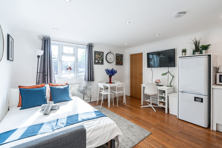Room 3, 1 Bedroom Comfortable Flat in Kensington, London
