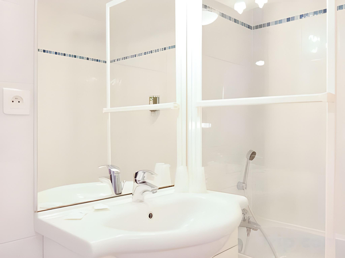 Bathroom 4, Residhotel Mulhouse Centre, Haut-Rhin