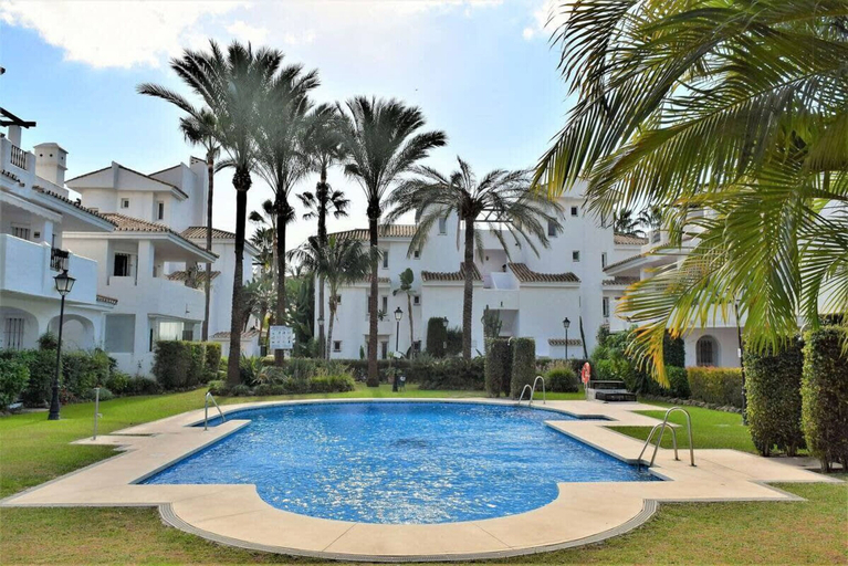 Room 5, Standard 2 Bedroom Apartment F-3, Málaga