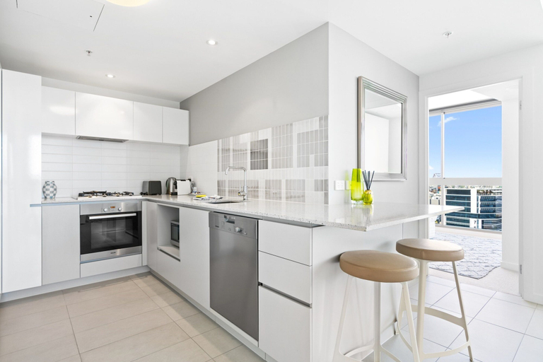 Private kitchen 2, Elegant 2-bed With Rooftop Dining & Fabulous Views, Fortitude Valley