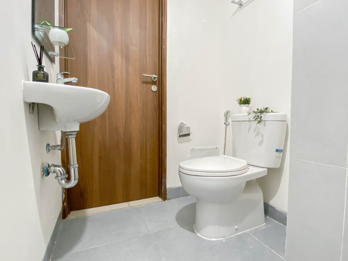 Bathroom 5, Cozy and Minimalist Studio at LRT City Sentul Apartment By Travelio, Bogor
