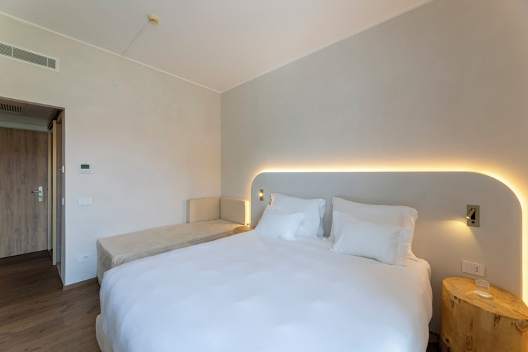 Bedroom 4, Hi Hotels Sirmione – Heated Lakeview Pool, Brescia