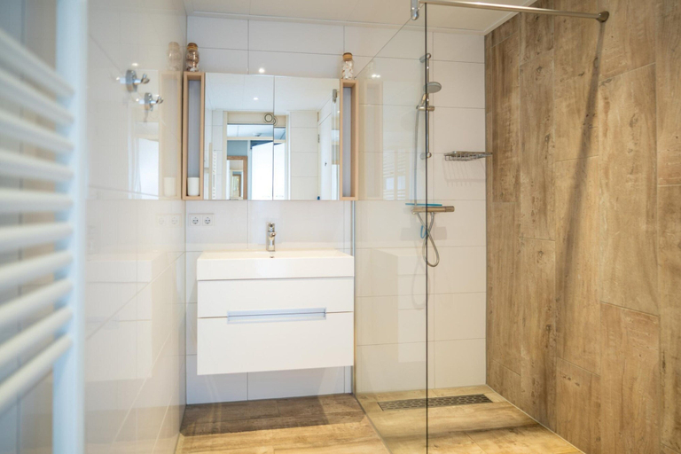 Bathroom 5, 2 person apartment with island view, Texel