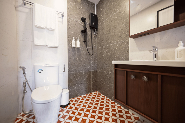 Bathroom 4, Habyt Chinatown, Singapore