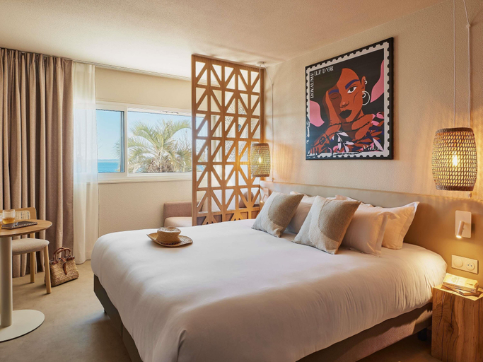 Bedroom 3, Mercure Saint Raphael Centre Plage, Var