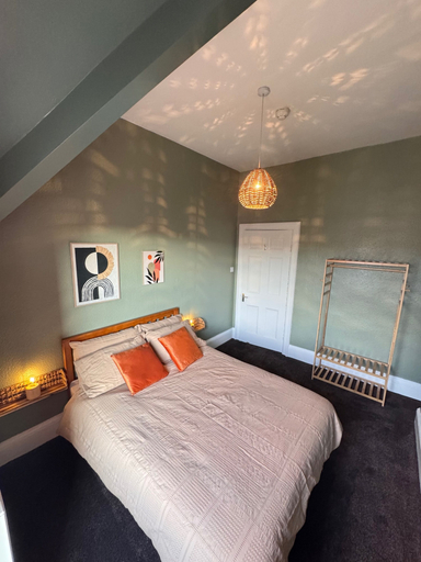 Room 2, Boutique Apartment - Sleeps 6 & Free Parking, Bradford