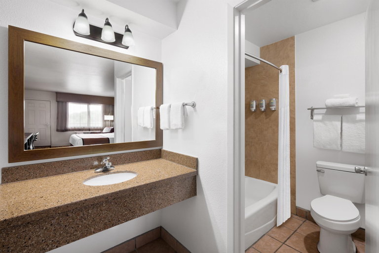 Bathroom 4, Best Western Discovery Inn, Quay