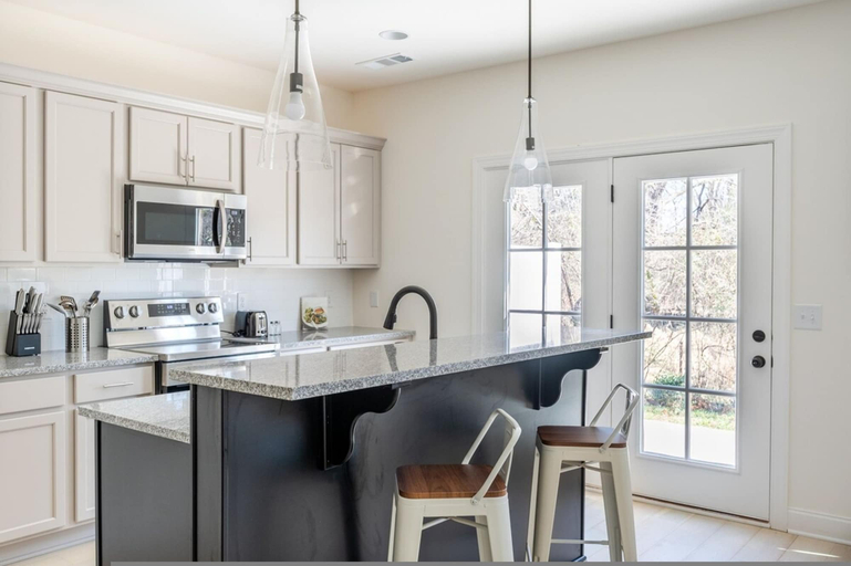 Private kitchen 5, 1 King 1 Queen 2 Double Garage Washer Dryer, Davidson