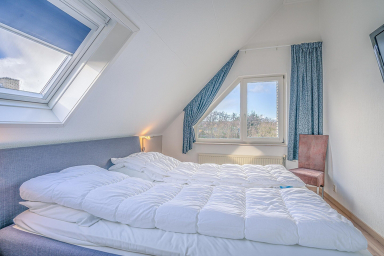Room 4, Charming Villa Situated on the Water, Texel