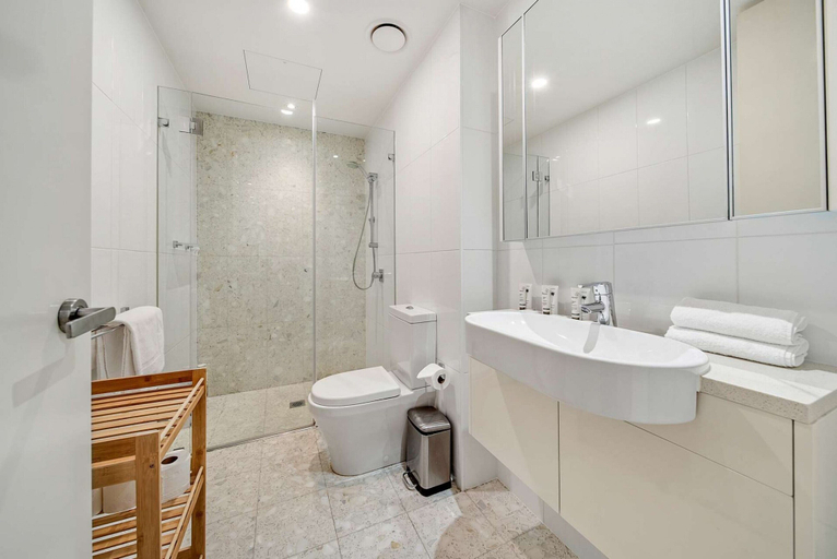Bathroom 2, Canberra Lakefront 2-bed With Pool,, Canberra