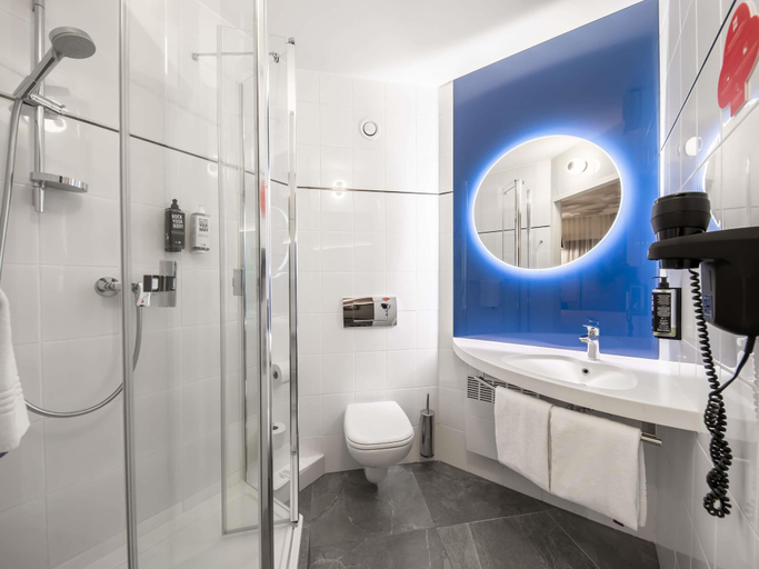 Bathroom 4, Ibis Warszawa Centrum, Warsaw