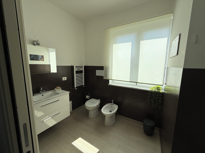 Bathroom 2, Location10, Palermo