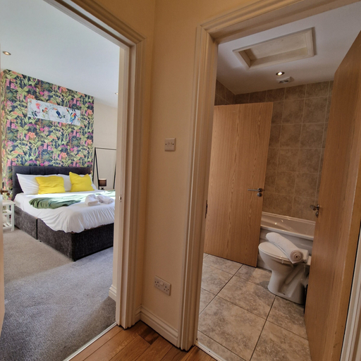 Room 5, 2-Bedroom with Free Parking in Coventry, Coventry