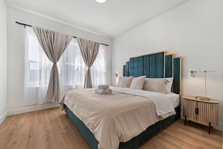 Room 3, Massive 8BR Home in Hayward With AC Free Parking, Alameda