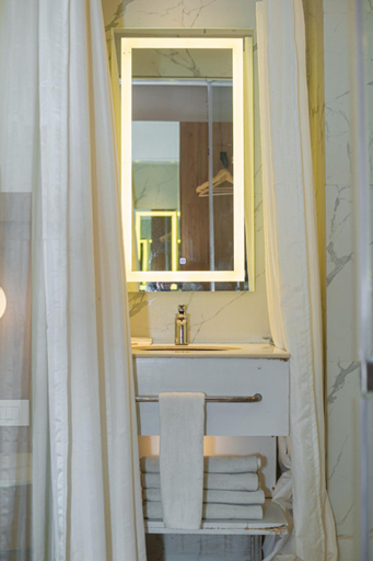 Bathroom, New Hotel Broadway, Varanasi