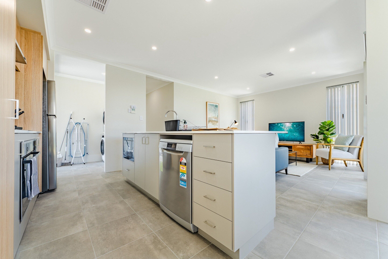 Interior 5, Bright & Airy 3-bed House Near Rockingham Beach, Rockingham