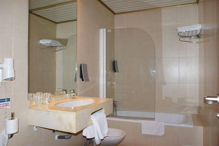 Bathroom 4, Hotel Universal, Granada