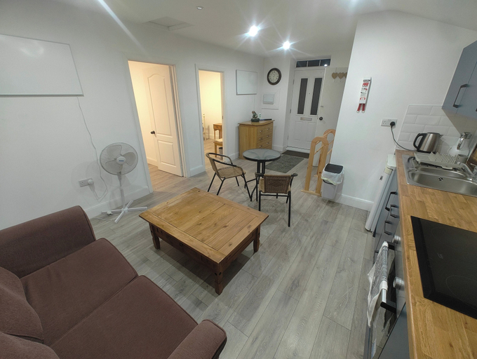 Interior 5, Southall - Sleeps 3 & Great Transport Links, London