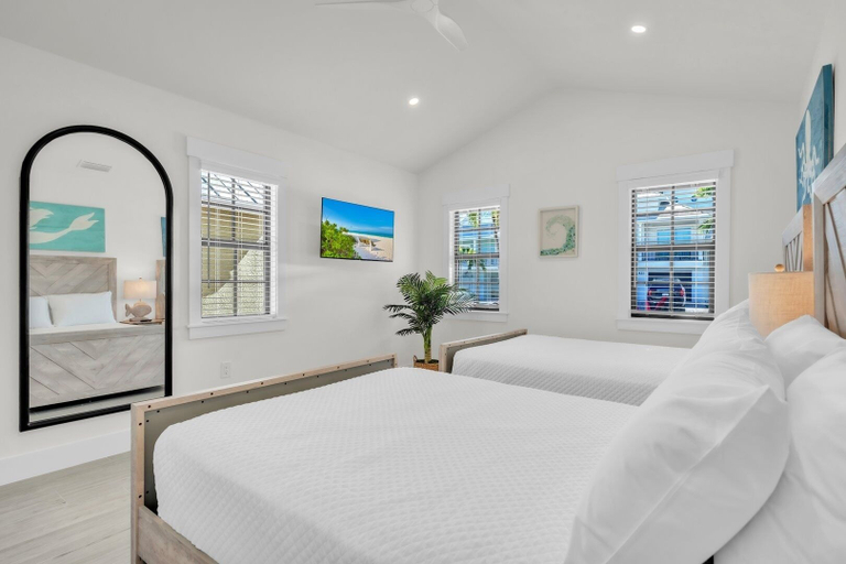 Room 5, Chilli Fish 4 Bedroom Home, Manatee