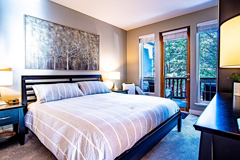 Room 2, Snow Star Skylight - 3BD 3BA - Hot Tub, Gym, Walk to Ski!, Blaine