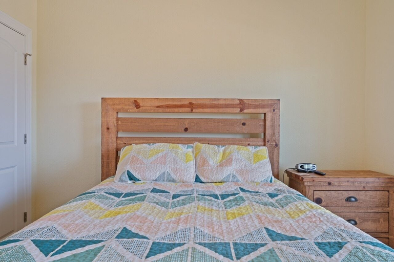 Room 4, Pelican Post 3 Bedroom Home, Galveston